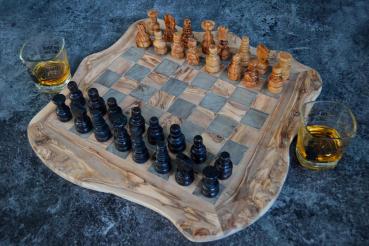 Schachbrett rustikal mit Figuren aus Olivenholz