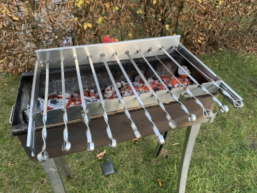 Edelstahl Schaschlik Spießdreher „Sesam“ mit 11 Spießen, Motor + Powerbank