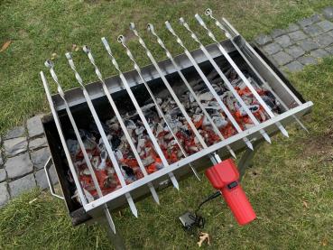 Edelstahl Schaschlik Spießdreher „Sesam“ mit 11 Spießen, Motor + Powerbank