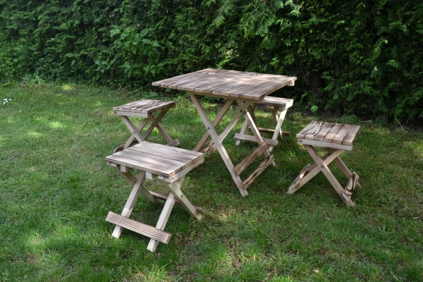 Klappbarer Campingtisch / Picknicktisch mit 4-Sitzen aus Holz 5-teiliges Set Klappbarer Campingtisch / Picknicktisch mit 4-Sitzen aus Holz 5-teiliges Set