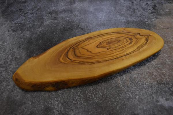 Servierbrett / Käsebrett oval aus Olivenholz Servierbrett / Käsebrett oval aus Olivenholz