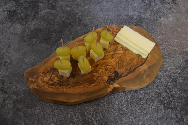 Servierbrett / Käsebrett oval aus Olivenholz 30 cm